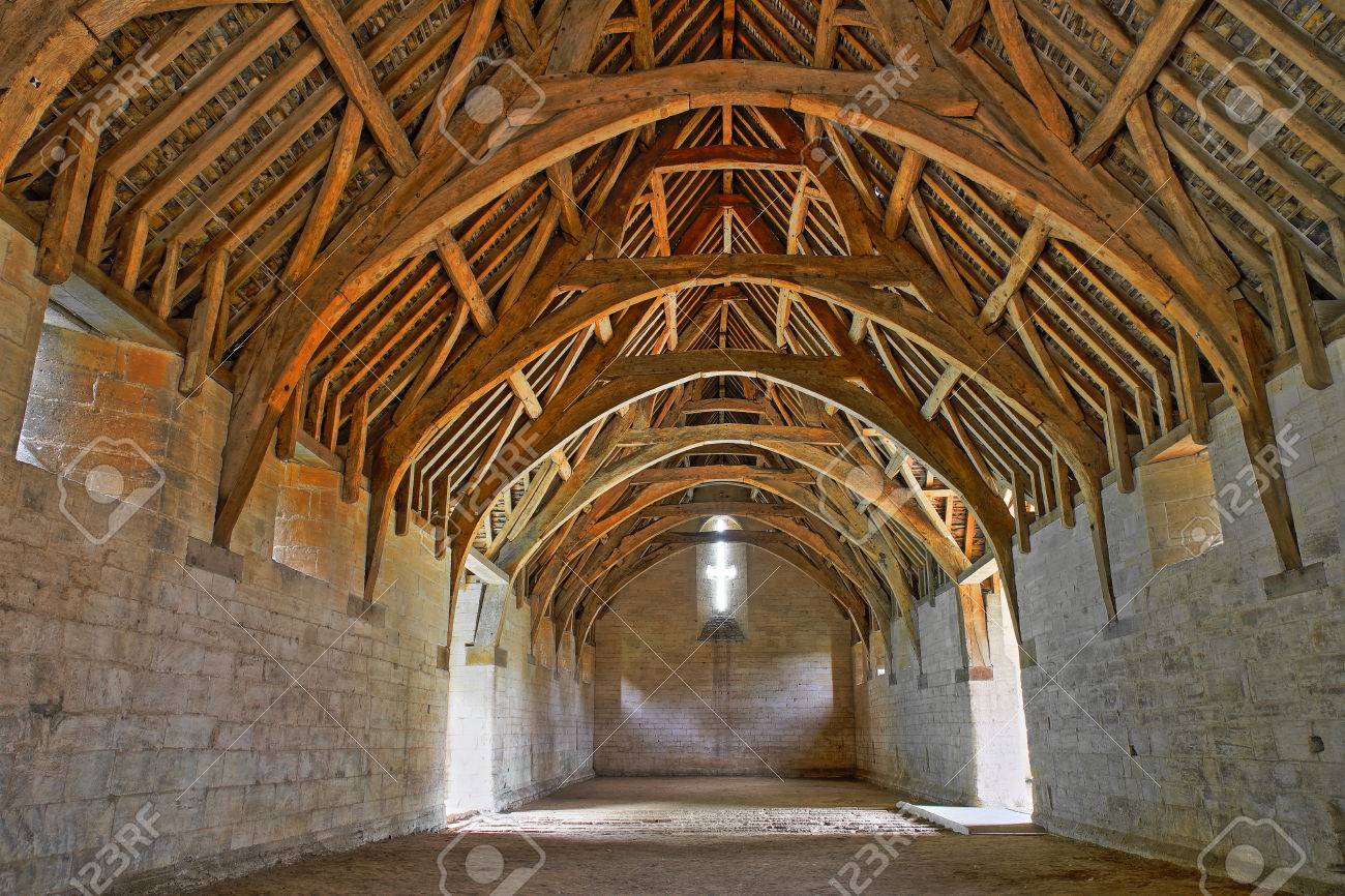 Bradford Auf Avon Grossbritannien 12 August 2017 Das Holz Cruck Dach Von Tithe Barn Eine Mittelalterliche Kloster Stein Scheune Lizenzfreie Fotos Bilder Und Stock Fotografie Image 84239724