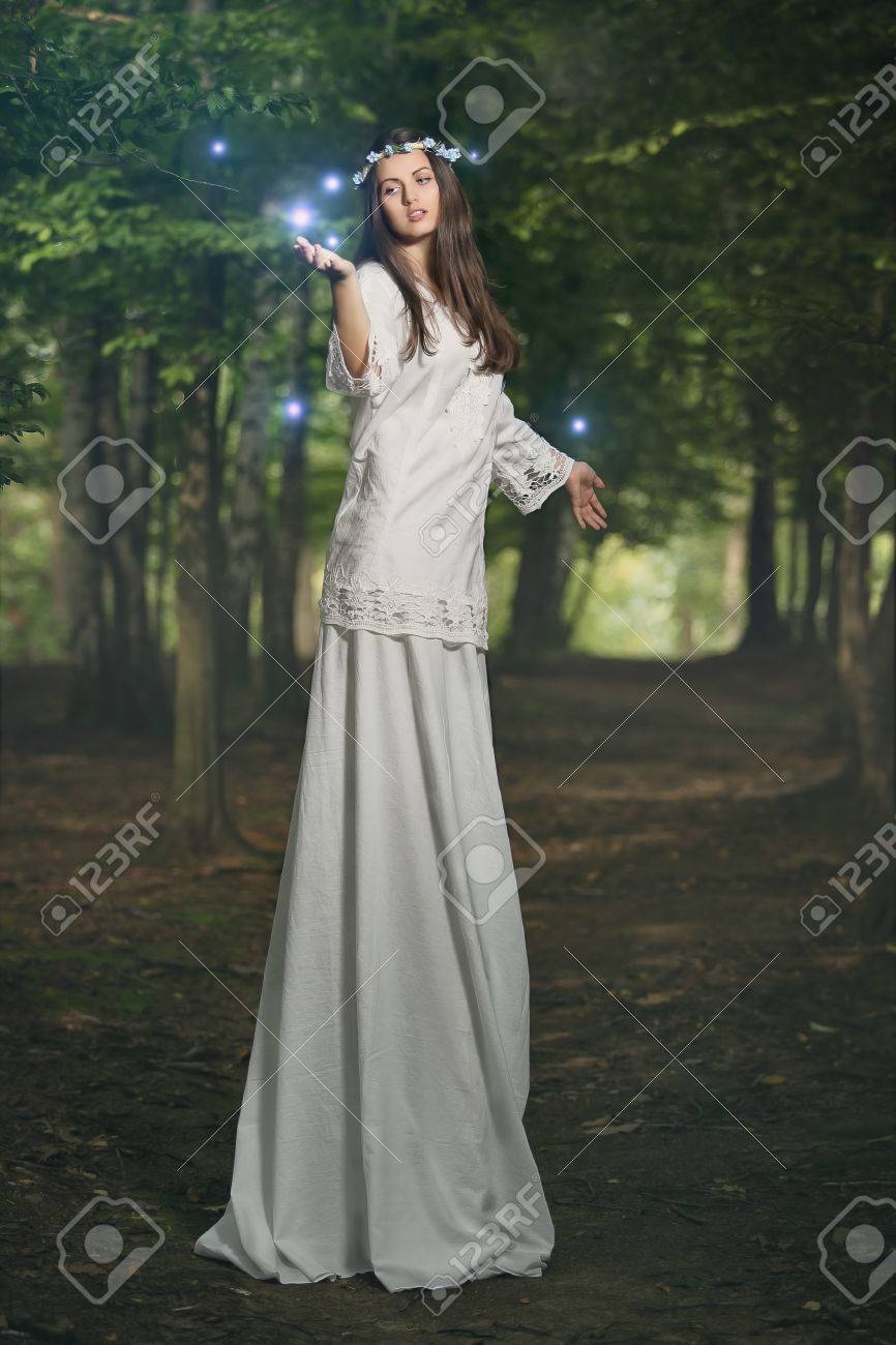 霊と魔法の森の妖精の女性 ファンタジーと現実の概念 の写真素材 画像素材 Image