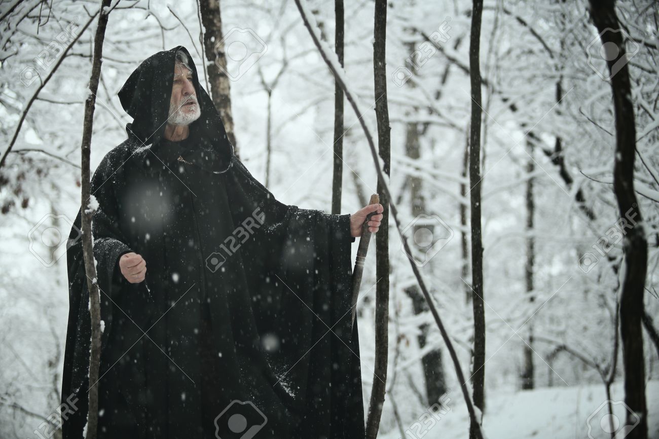 賢明な老人は雪で暗い森で ファンタジーと妖精物語 の写真素材 画像素材 Image 賢明な老人は雪で暗い森で ファンタジーと妖精物語 の写真素材 画像素材 Image