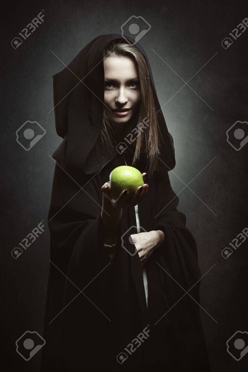 Boese koenigin mit apfel