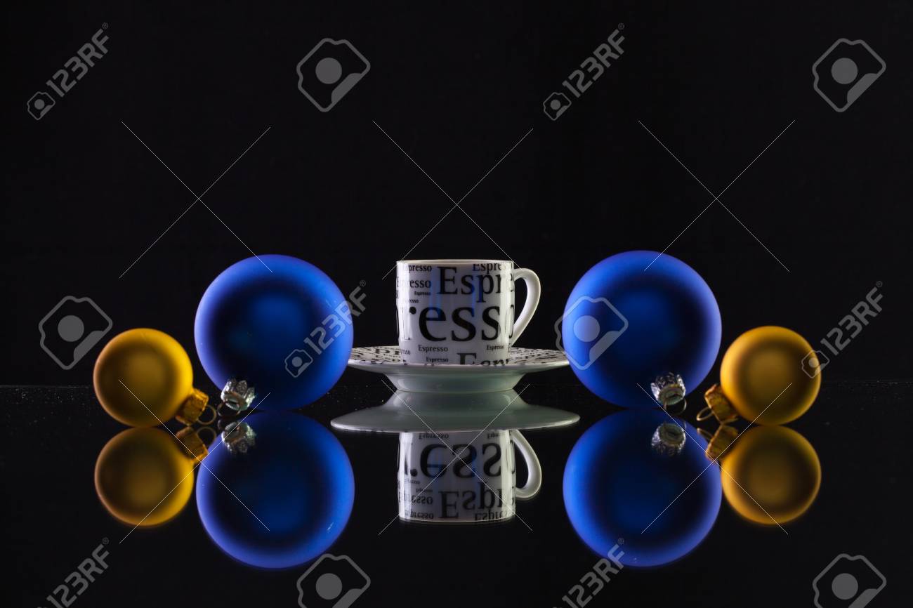Decorazioni Natalizie Vetro.Immagini Stock Tazza Di Caffe E Decorazioni Natalizie Sul Tavolo Di Vetro Image 66570389