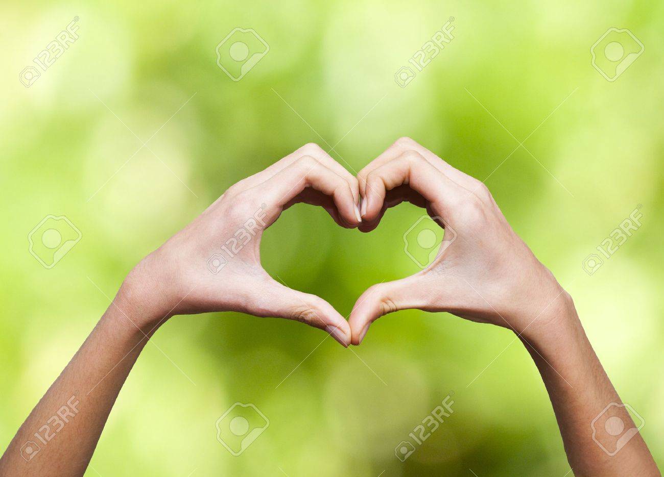 Manos juntas de enamorados