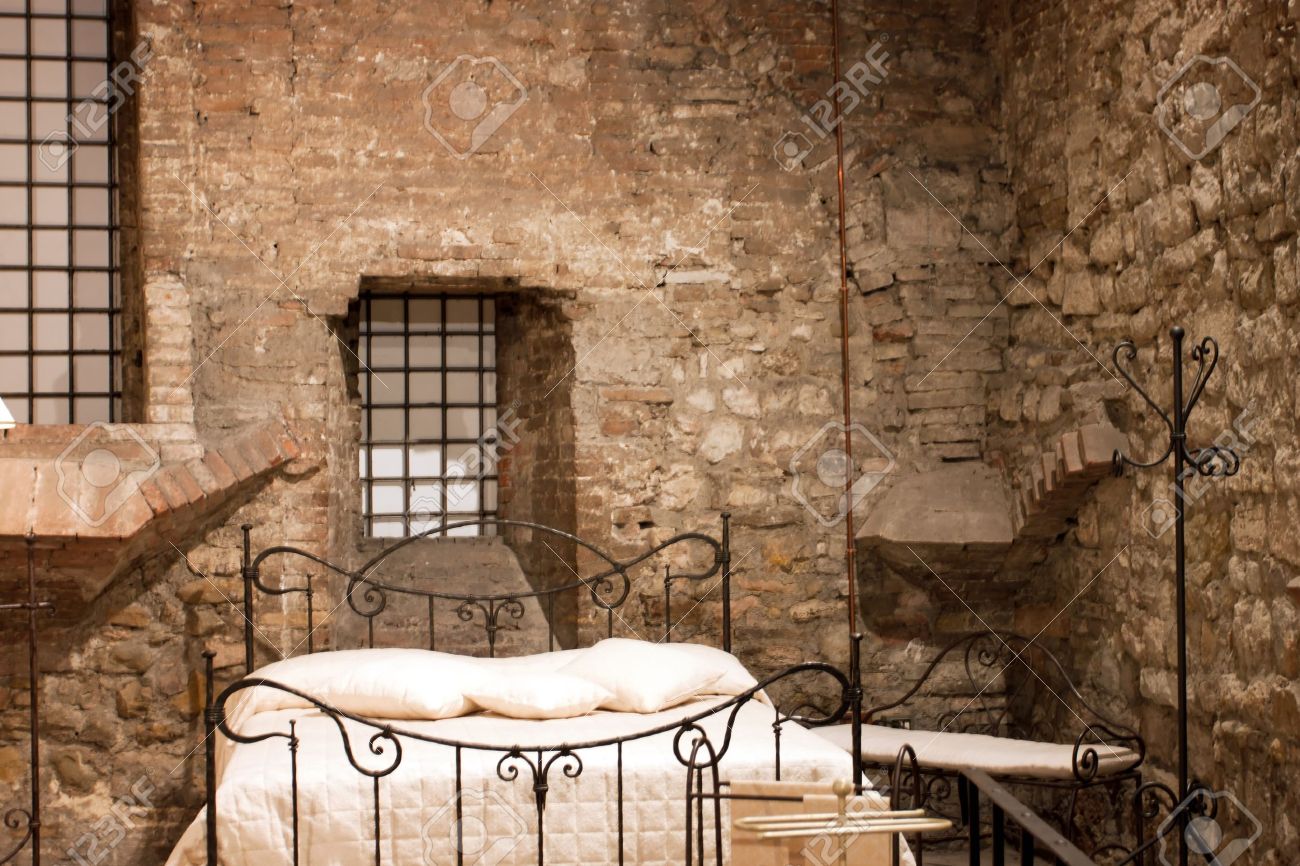 Veduta di una camera da letto medievale, perugia italia foto ...