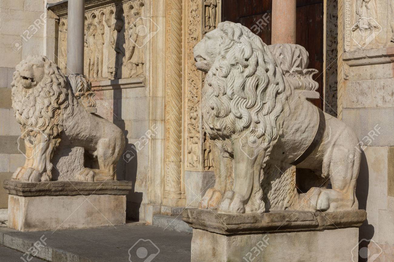 モデナ大聖堂: ライオン像と Wiligelmus でレリーフの写真素材・画像