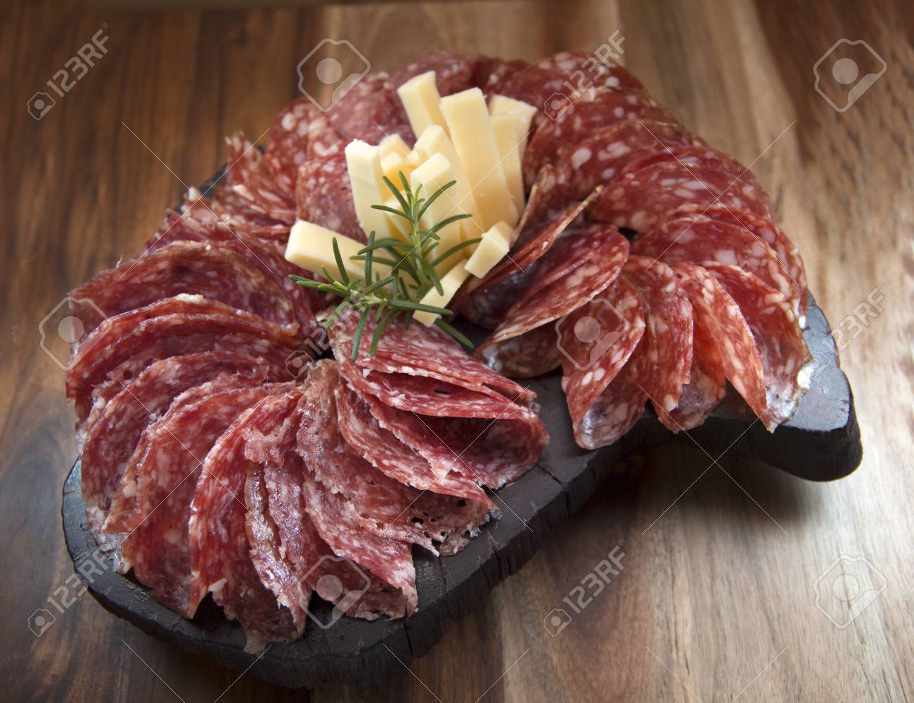 64018831--rodajas-de-salami-y-queso-en-l