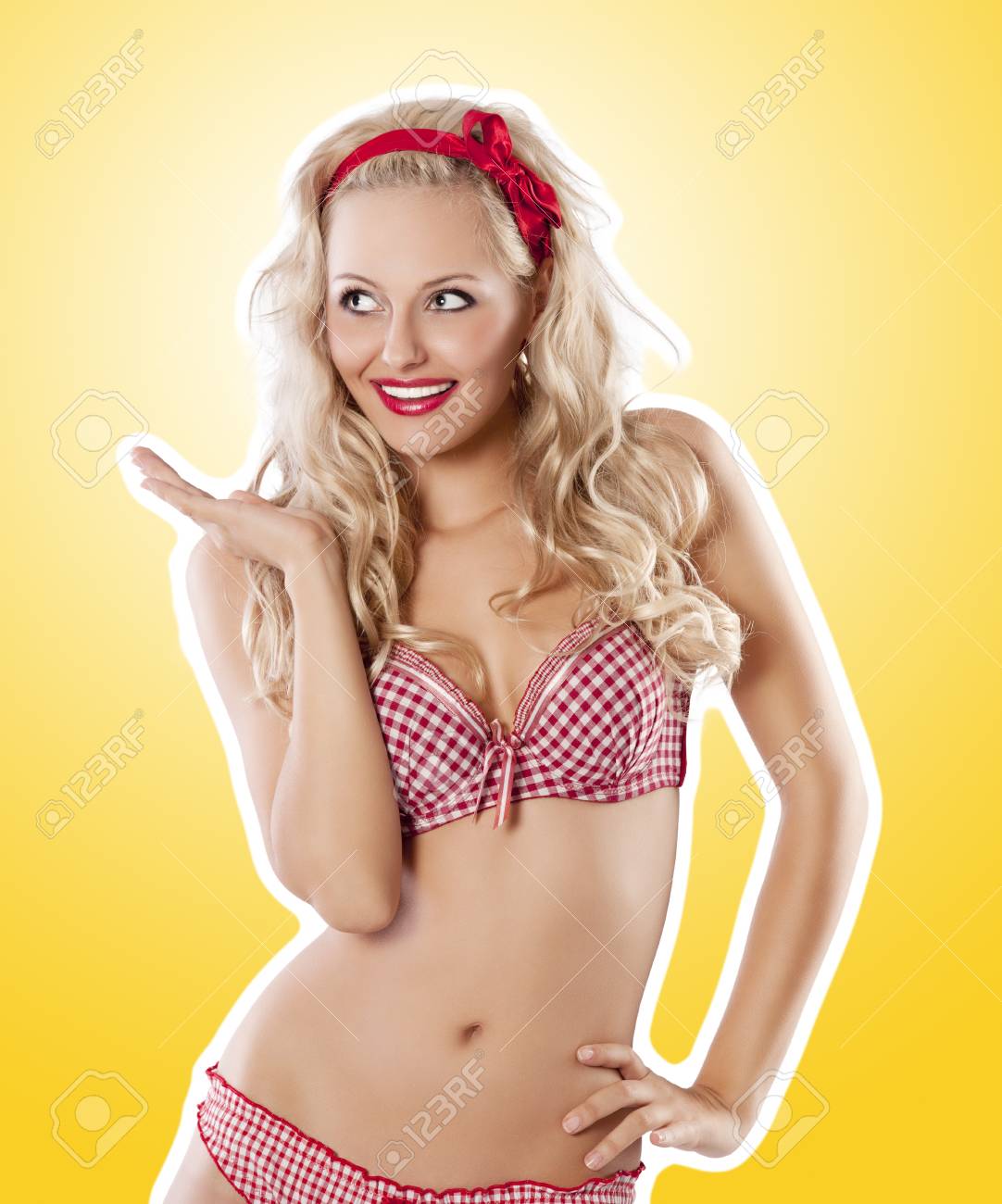 El Glamour De Un Disparo Up Girl En Lencería De Color Rojo Una Fiesta De Navidad Con Un Lazo Rojo En Pelo Sobre Fondo Amarillo Fotos, Retratos, Imágenes