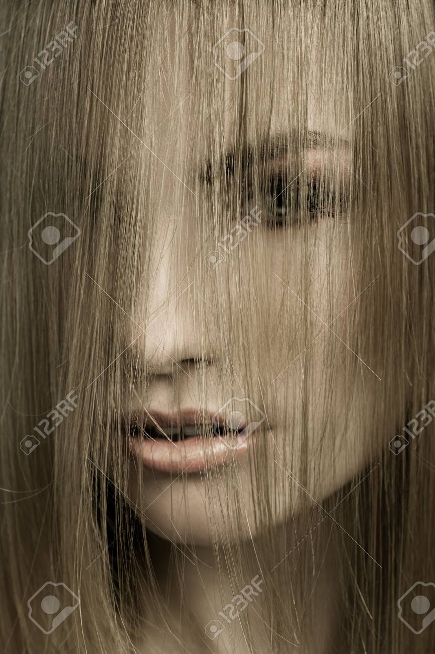 若い かわいい金髪の女性の髪型と彼女の顔を覆う髪のクローズ アップ の写真素材 画像素材 Image