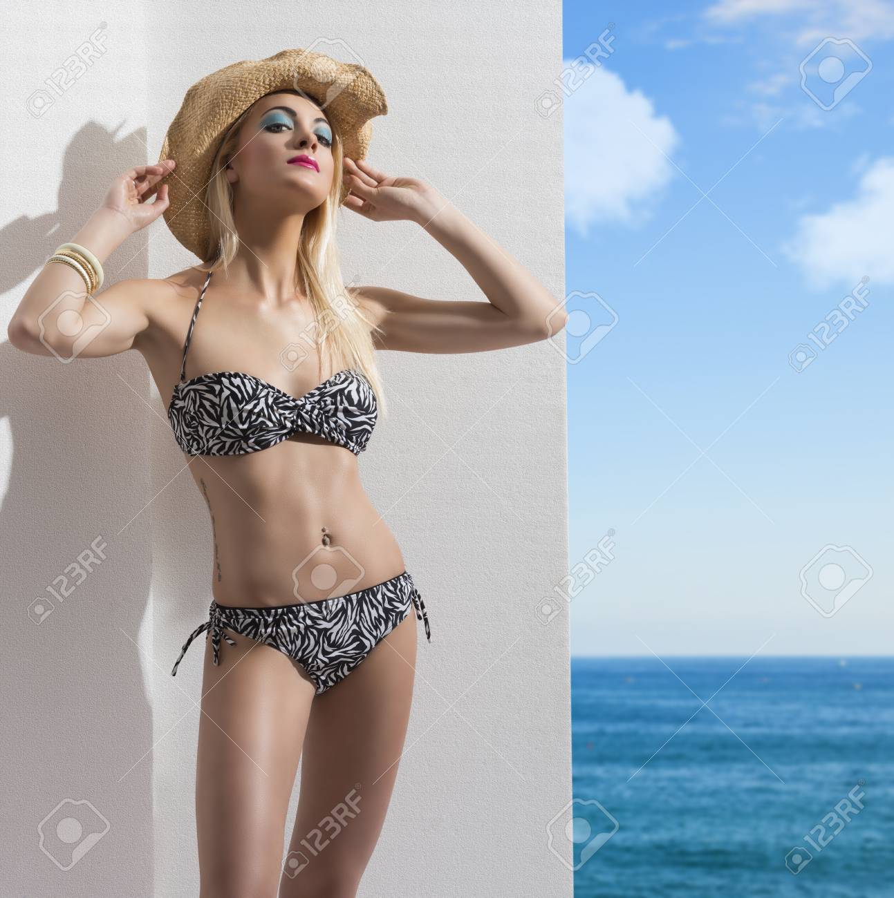 Chica De Paja Guapa Una Con Pared Rubia Bikini Blanca Y Cerca Sombrero w8nOkXP0