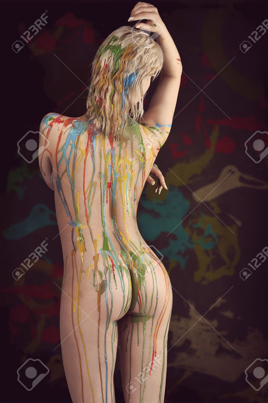 bodypaint nude 金髪ヌード美少女セクシー ポーズ灰色の背景を与える彼女の体上の色とりどりのボディ ペイント。の写真素材・画像素材 Image 27022865