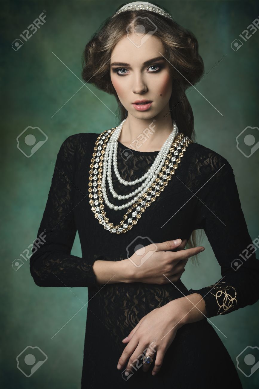 エレガントなドレス 貴重なジュエリー 華麗なクラウン中世の髪型とアンティークの貴族のお嬢様 ファンタジー ファッションの撮影 の写真素材 画像素材 Image