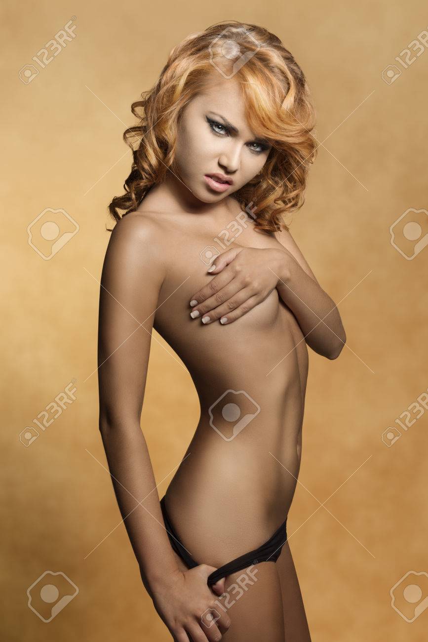 Hübsches Mädchen Mit Perfektem Körper Strippt Sich Aus Ihrer Unterwäsche Hübsches Mädchen Mit Perfektem Körper Strippt Sich Aus Ihrer Unterwäsche