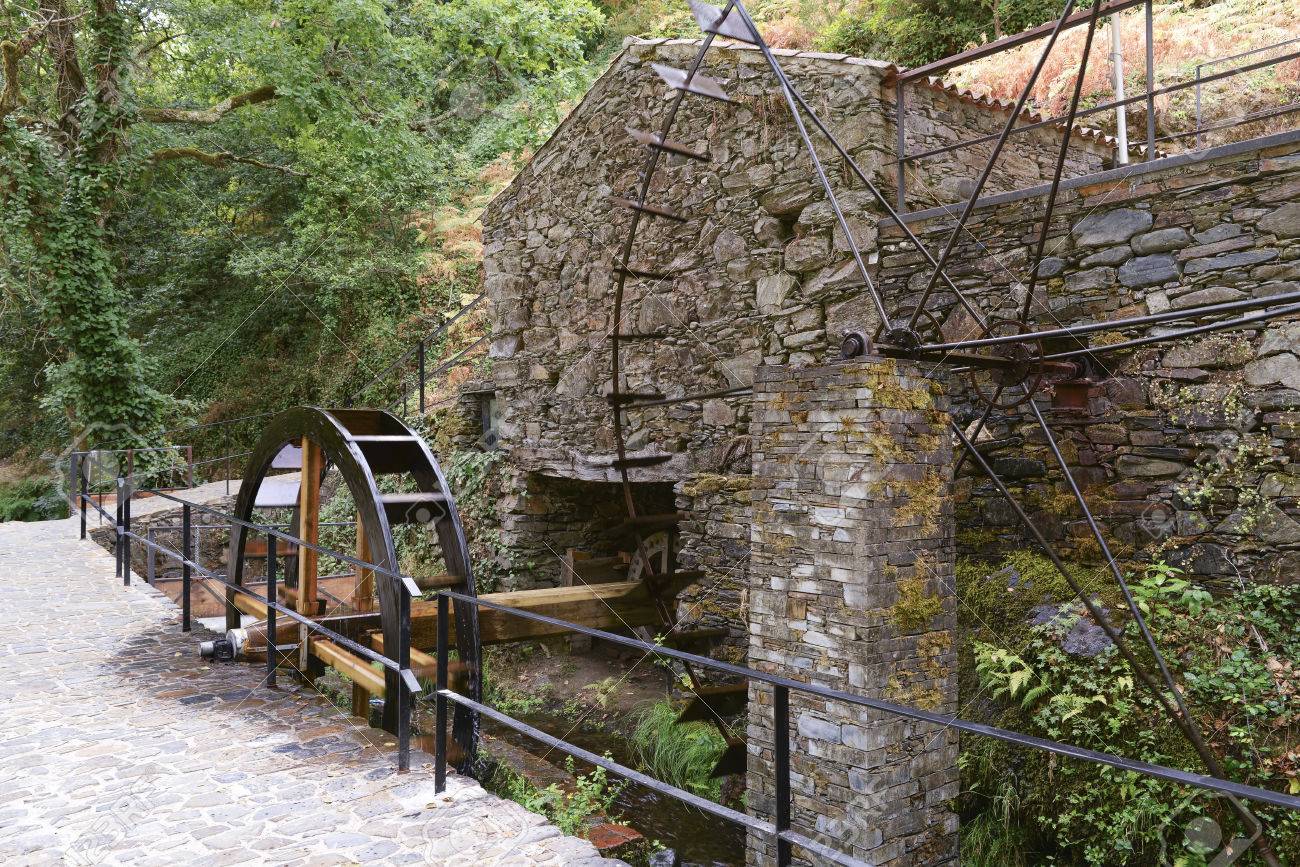 鉄と石の家 ポルトガルの美しい水車小屋の木製の古い水汲み の写真素材 画像素材 Image