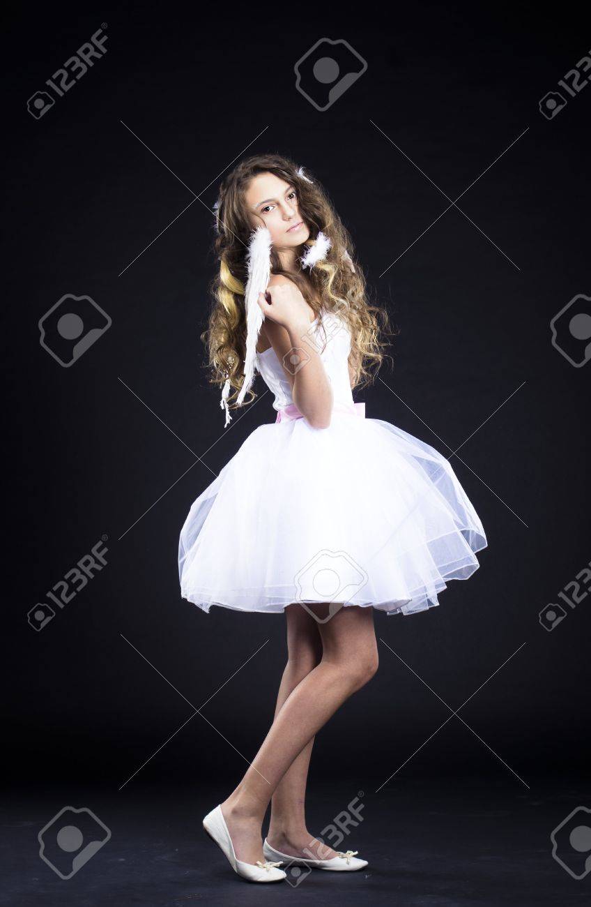 天使コスプレ衣装でスタジオでポーズ美しい十代の少女 の写真素材 画像素材 Image