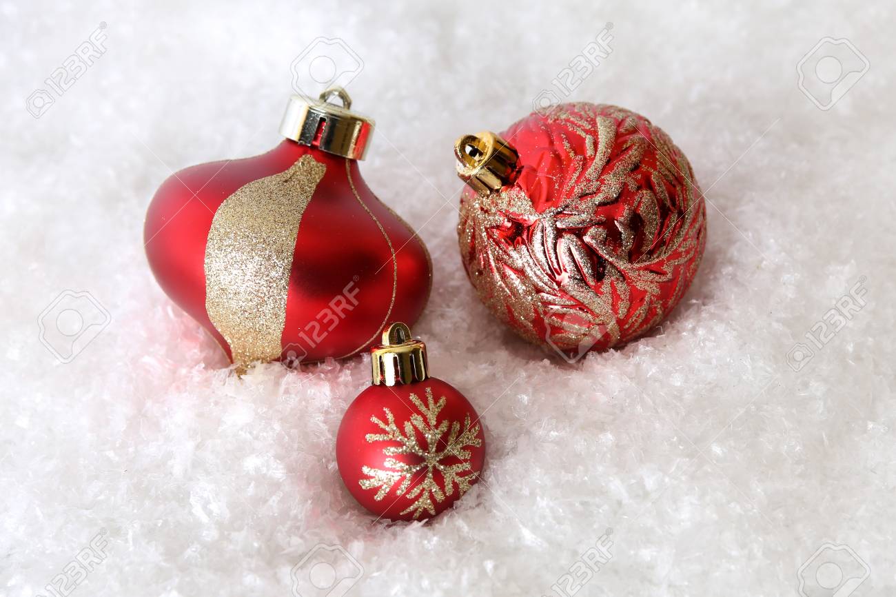 雪の中でクリスマスオーナメント 3 つの赤と金 の写真素材 画像素材 Image