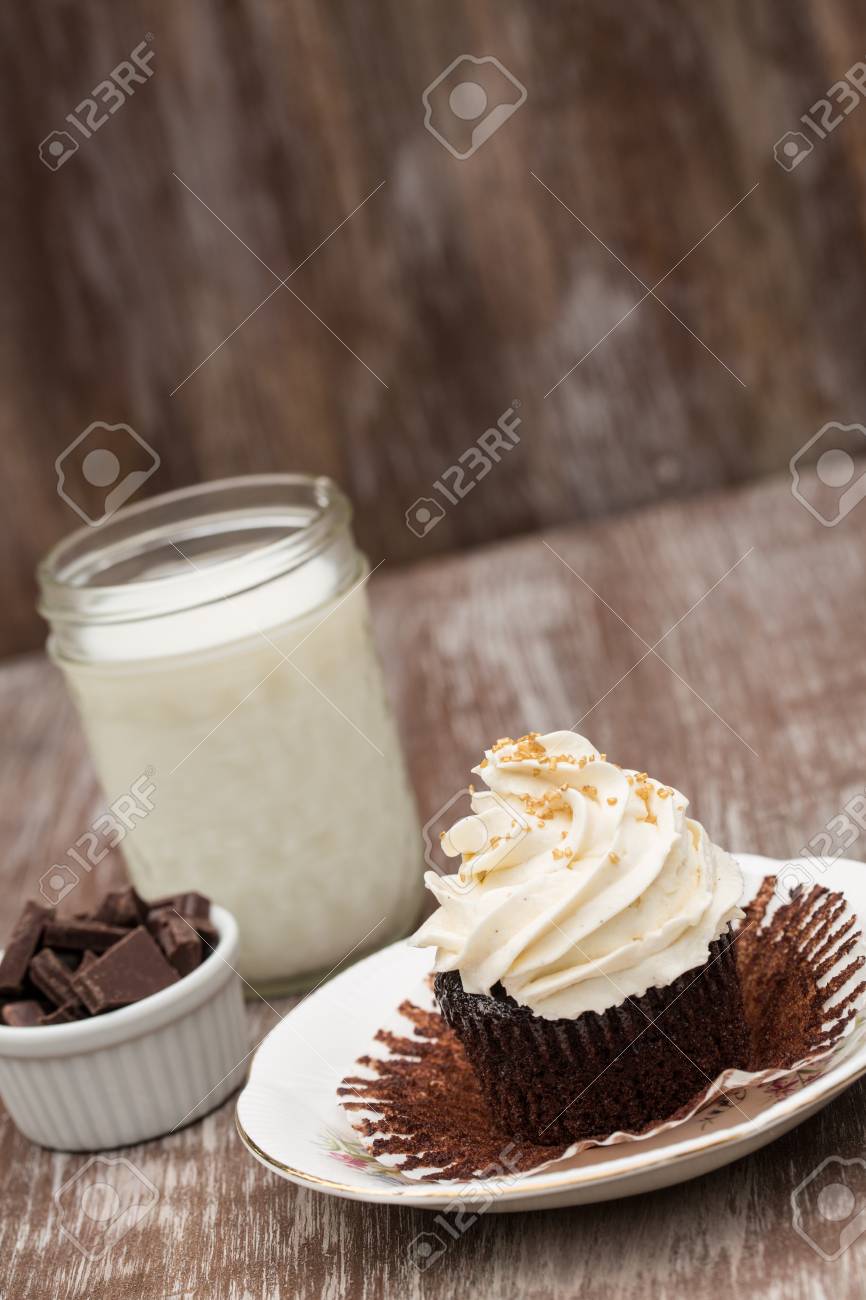 Simple Petit Gateau Au Chocolat Avec Enveloppe Pelees Avec Un Verre De Lait Et Des Morceaux De Chocolat Banque D Images Et Photos Libres De Droits Image