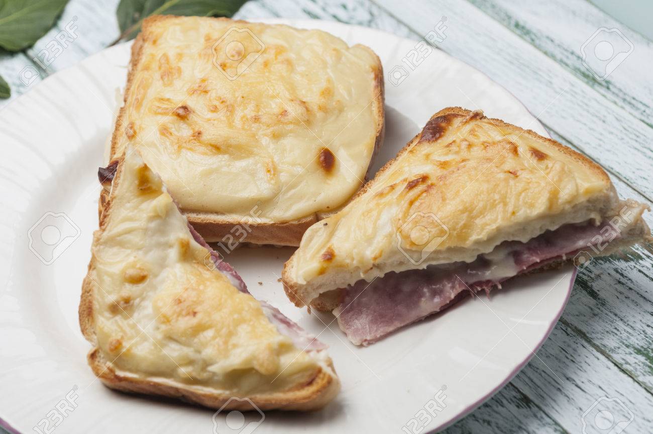 Pain De Mie Avec Bechamel Au Fromage Rape Et Le Jambon Cuit