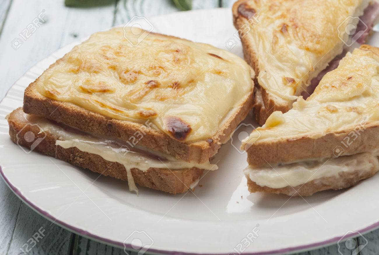 Pain De Mie Avec Bechamel Au Fromage Rape Et Le Jambon Cuit