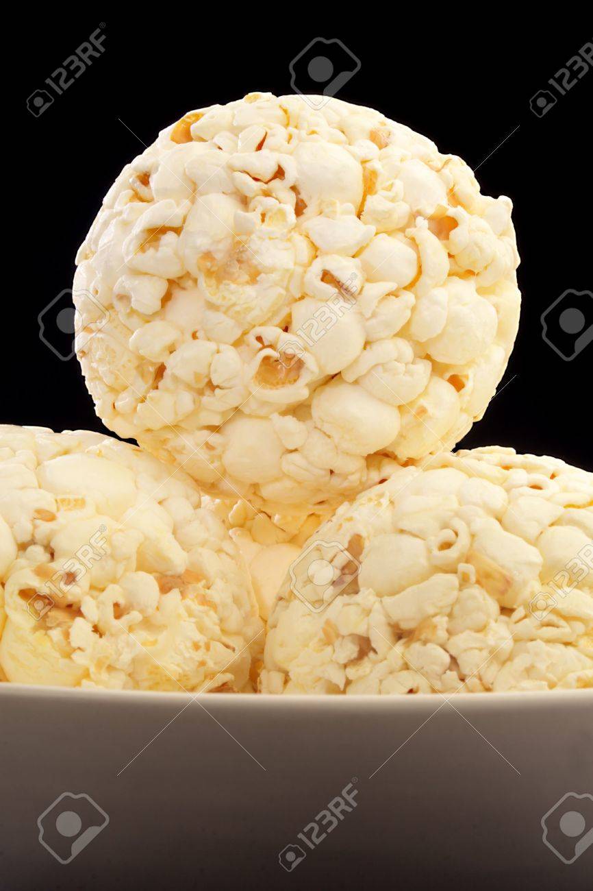黒に分離されたいくつかのポップコーン ボールのボウル の写真素材 画像素材 Image