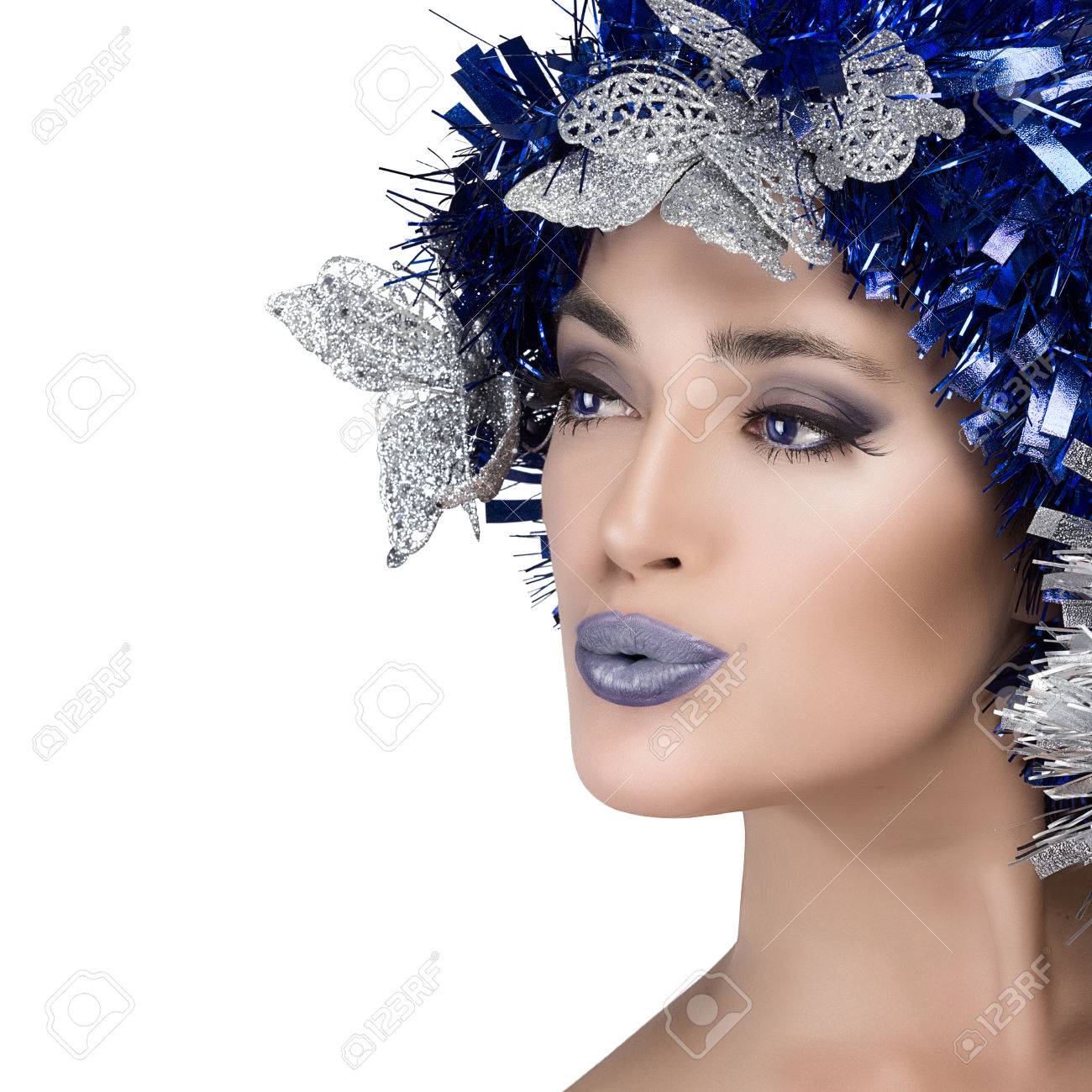 Banque d\u0027images , Beauté de Noël fille avec le maquillage de fête en bleu et argent isolé sur fond blanc