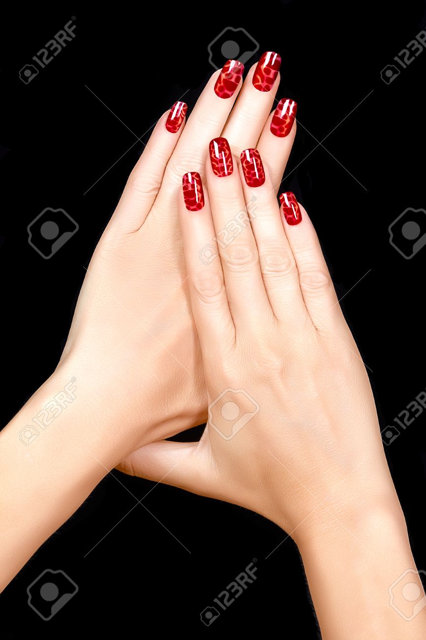 Banque d\u0027images , Nail Art. Tendance vernis craquelé des ongles en rouge. Tendance de tatouage manucure et ongles. Gros plan d\u0027une femme les mains isolé sur
