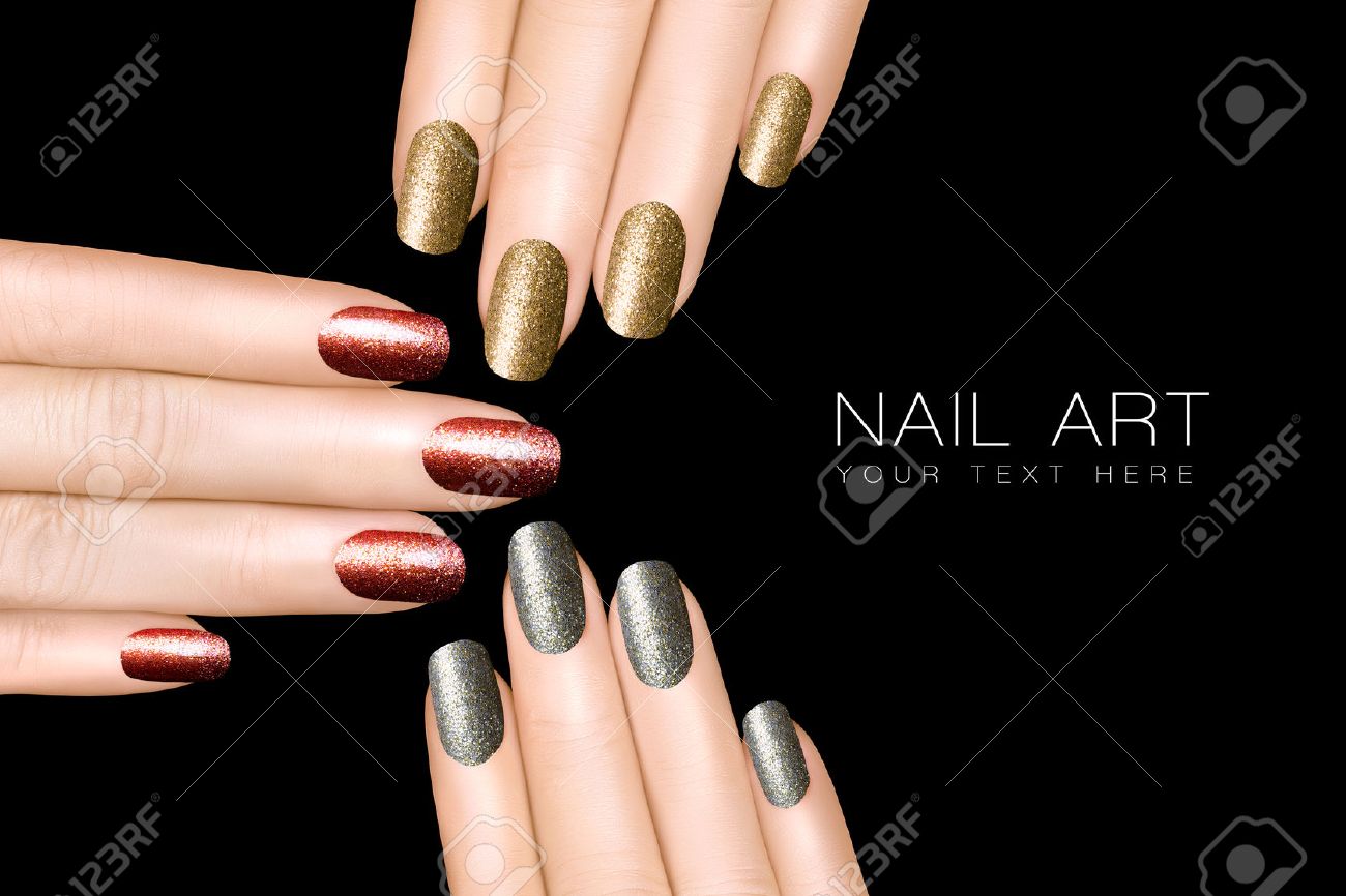 休日のネイルアート シルバー ゴールド 赤ブルゴーニュでトレンディなキラキラ マニキュア マニキュア 爪のアート コンセプト サンプルのテキストと黒に分離されたクローズ アップ手 の写真素材 画像素材 Image