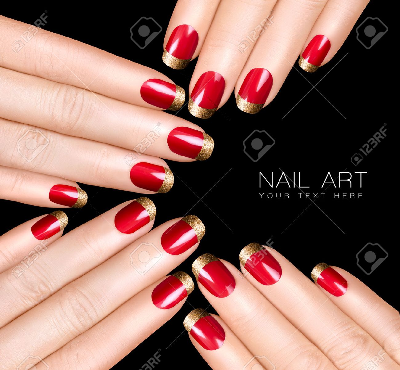 Vacances Nail Art. Luxe vernis à ongles avec des paillettes d\u0027or manucure française. Manicure concept et nail art. Gros plan sur les mains isolés noir