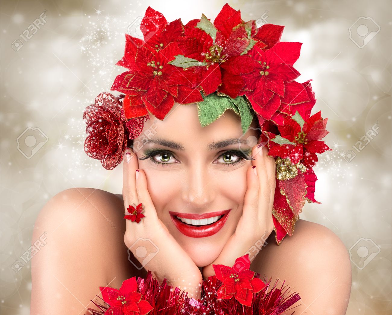 Banque d\u0027images , Enthousiaste fille de Noël. Maquillage de fête, manucure et coiffure floral en rouge et vert. mode de beauté de Noël. Les gens heureux