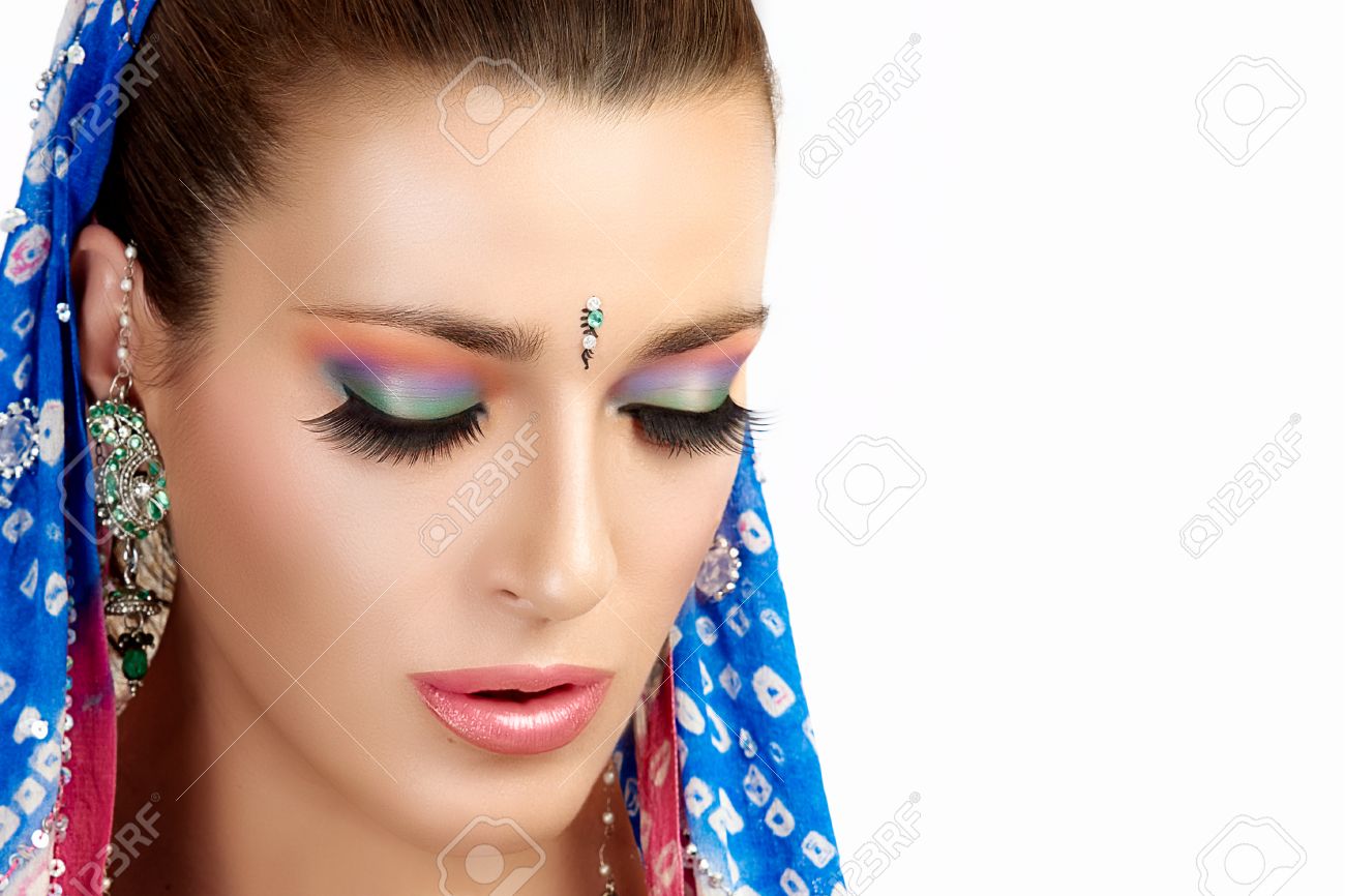 エスニック ファッション。カラフルなメイクアップ、伝統的な服や 