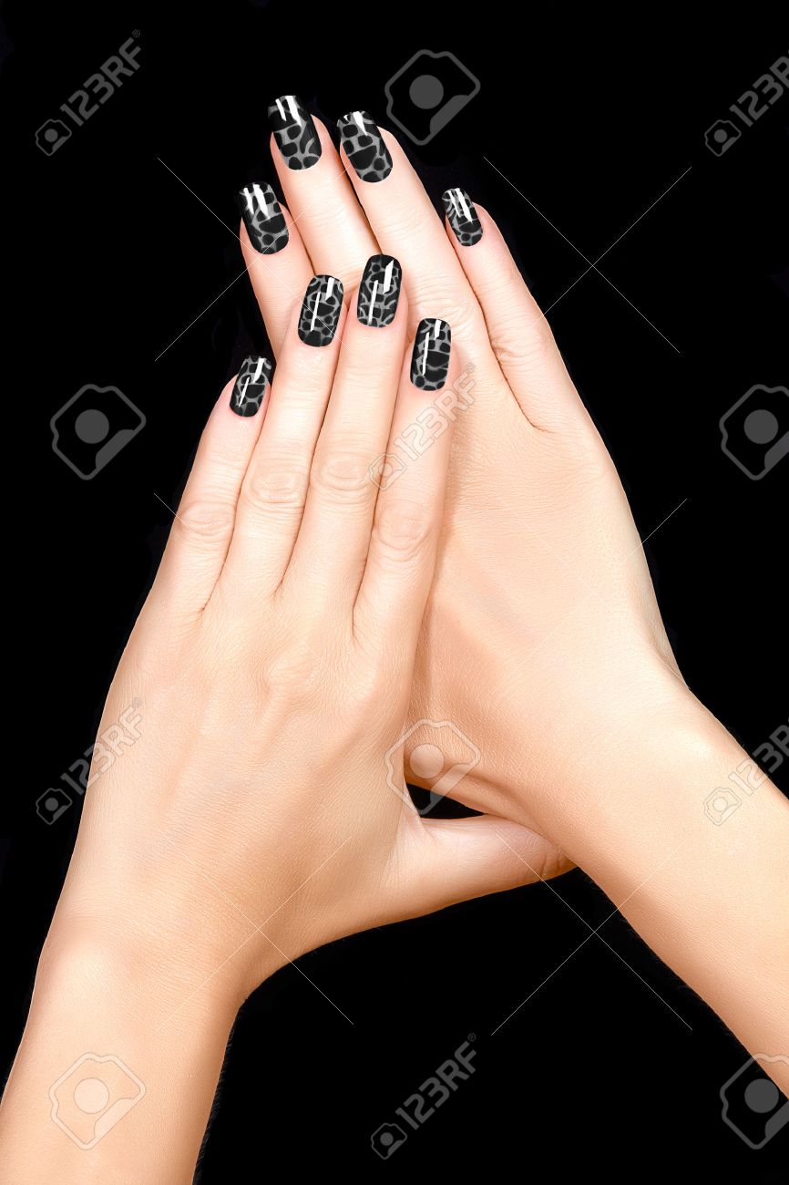 Banque d\u0027images , Nail Art. Trendy polonais crépitement des ongles en noir. Tendance de tatouage manucure et ongles. Gros plan de la femme des mains isolé
