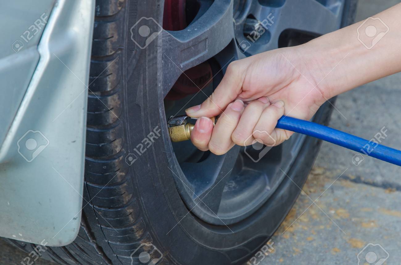 Filling Air Into A Car Tire. 正版图像123RF中国- 高质量免版税图像库. Image 32526227