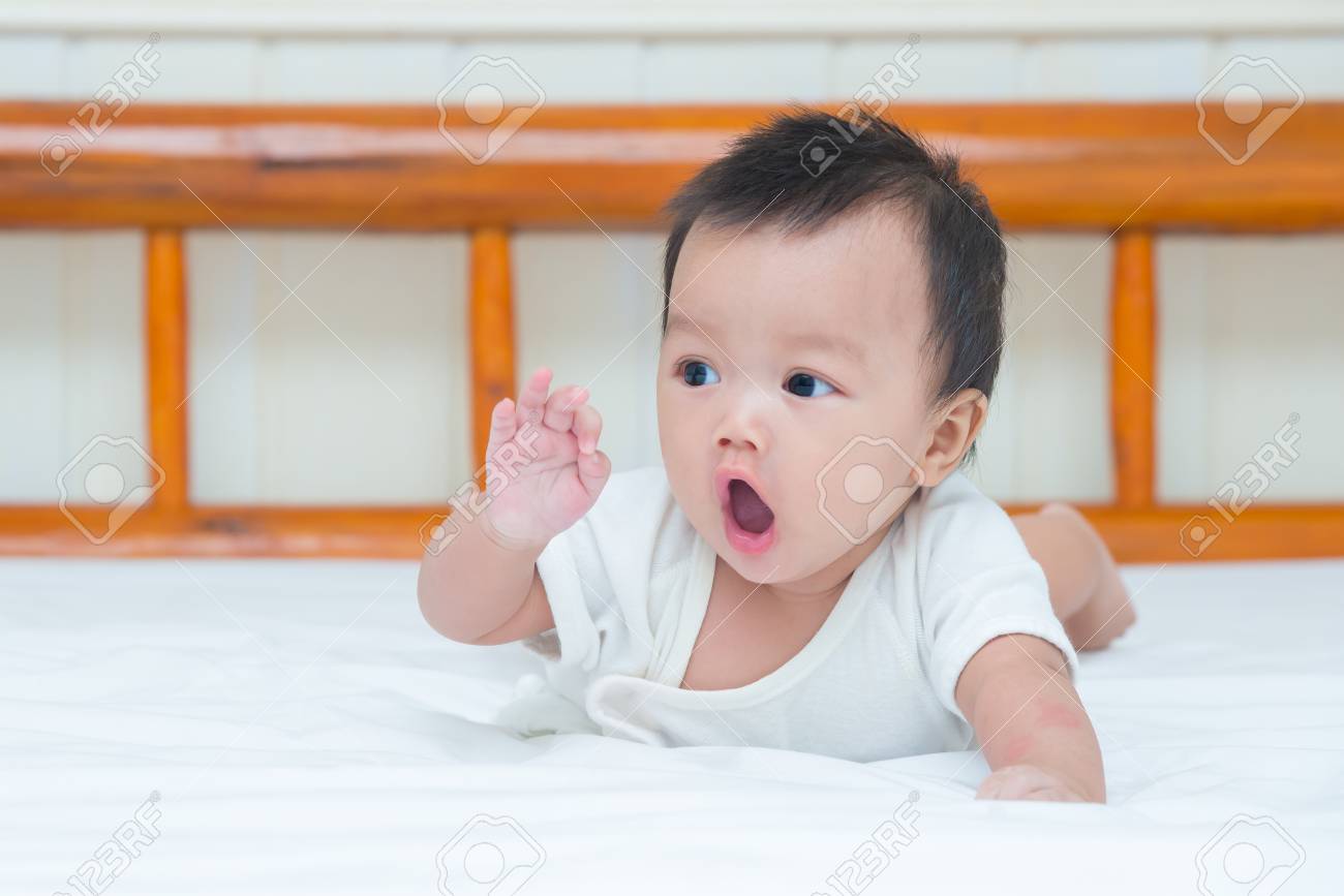 ベッドの上のかわいい新生児女の子の肖像画 の写真素材 画像素材 Image ベッドの上のかわいい新生児女の子の肖像画 の写真素材 画像素材 Image