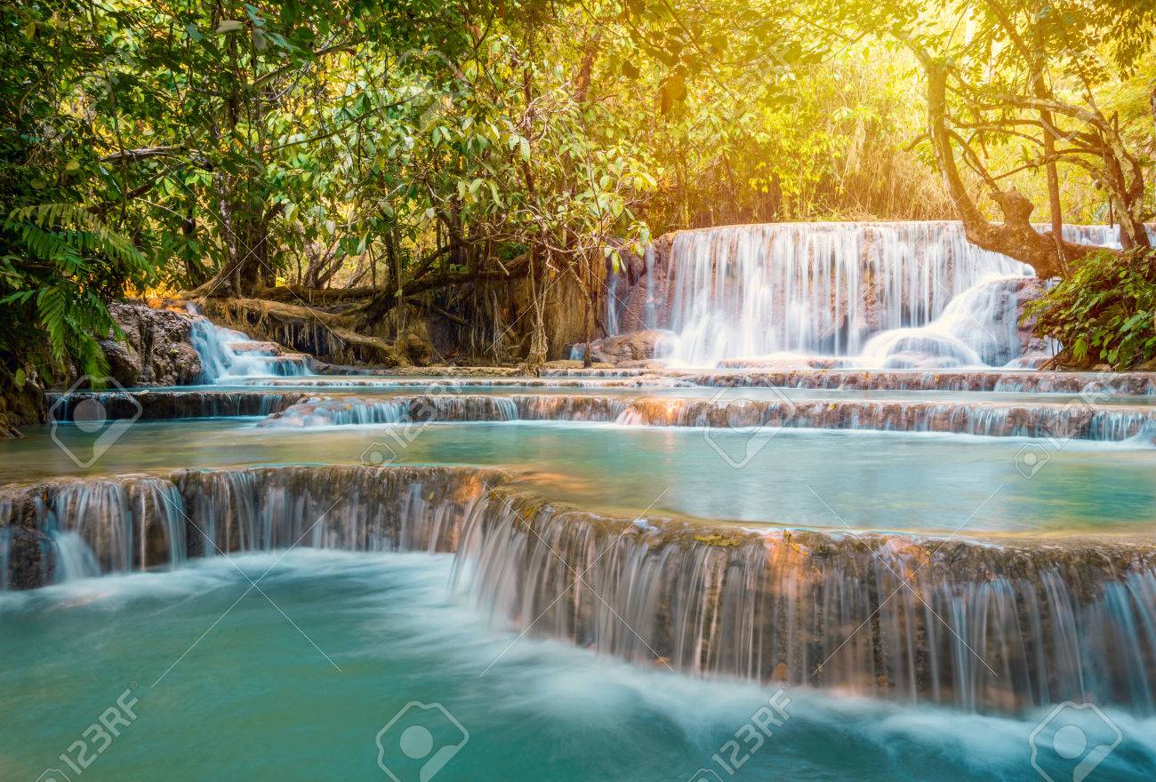 Chute D Eau Dans La Foret Tropicale Chutes De Tat Kuang Si A Luang Prabang Laos Banque D Images Et Photos Libres De Droits Image