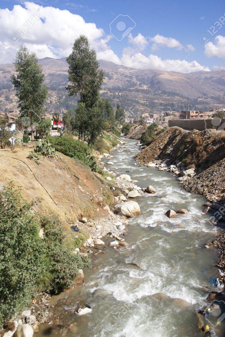 リマ ペルーの家の中で峡谷の川 の写真素材 画像素材 Image