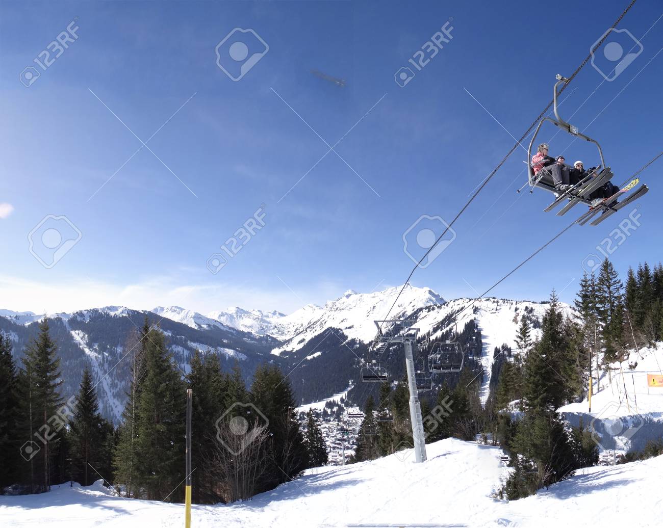 Chatel France Mar 1 Téléski Porte Skieurs De Vacances Dans La Montagne Pour Les Pistes De Ski Au Dessus De Châtel Le 1 Mars 2013 à La France