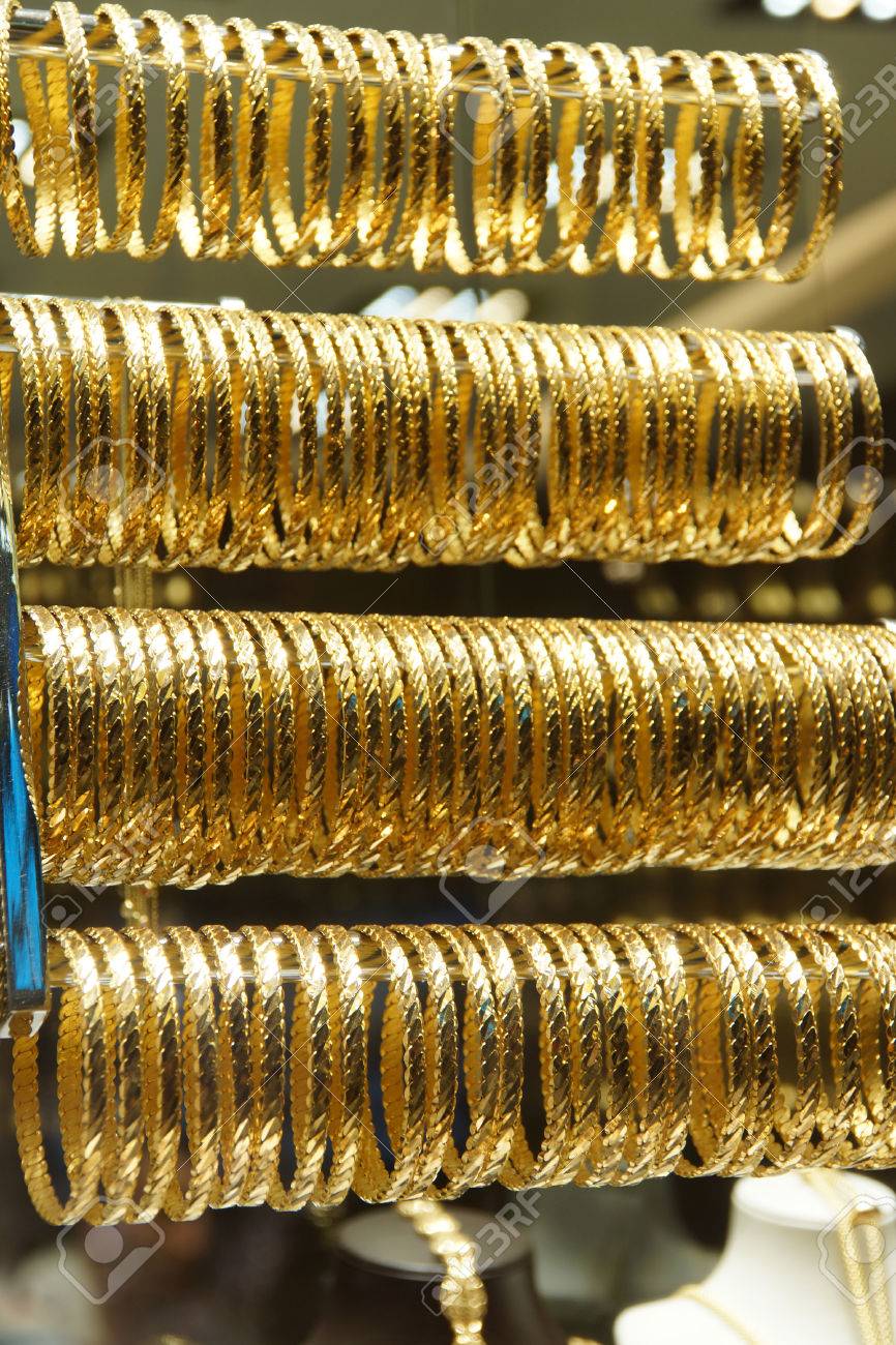 ゴールド ブレスレットおよび腕輪ブルサ トルコのバザーの金細工の店で の写真素材 画像素材 Image
