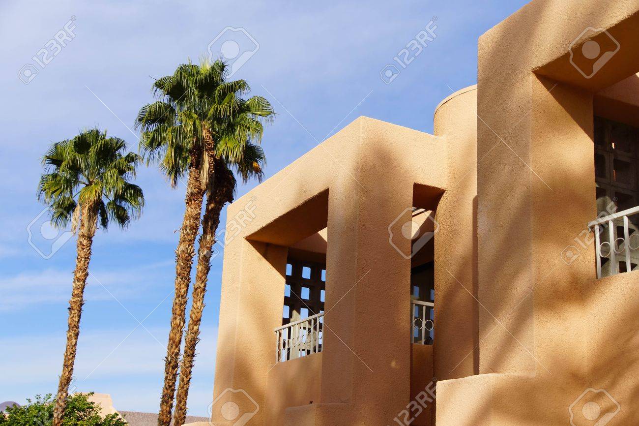 ヤシの木と南西建築 スペイン日干し様式の建物で砂漠青空 ランチョミラージュ カリフォルニア州 の写真素材 画像素材 Image