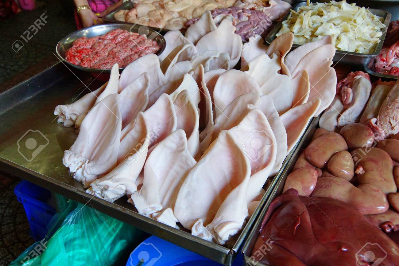 豚耳と他臓器内臓肉 ベンタイン市場 サイゴン ホーチミン市 ベトナム の写真素材 画像素材 Image