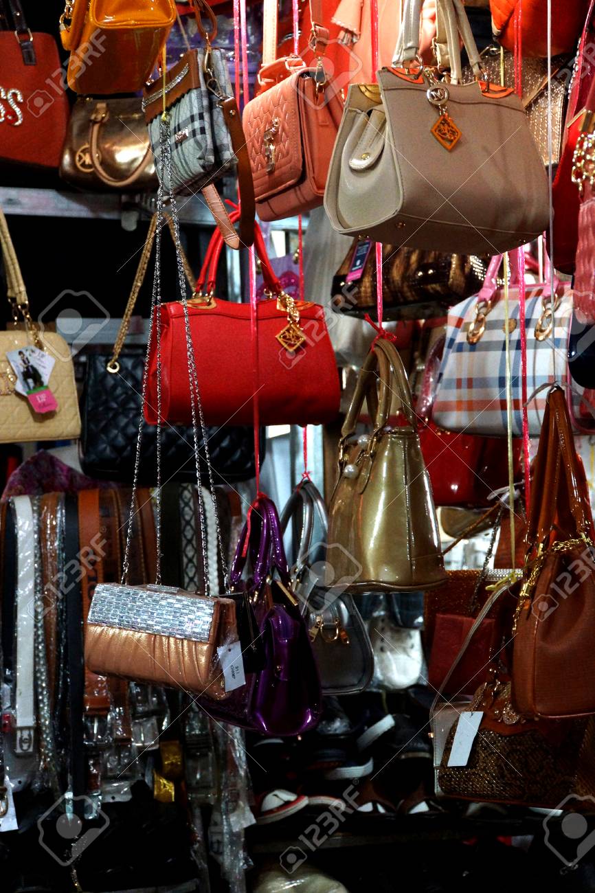 KRATIE, CAMBODGE - 10 Février 2015 - Sacs à Main En Vente Au ... KRATIE, CAMBODGE - 10 Février 2015 - Sacs à Main En Vente Au ...