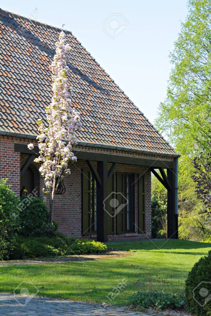 Brick Haus Mit Grossen Fenstern An Einem Sonnigen Fruhlingstag