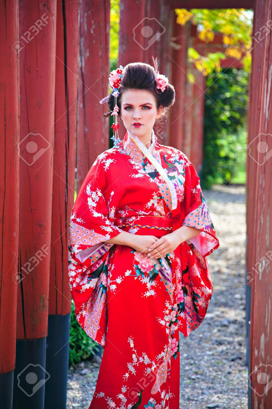 La Mujer Joven En Traje De Geisha Con Maquillaje De Fantasía En El Jardín  Fotos, retratos, imágenes y fotografía de archivo libres de derecho. Image  46331811