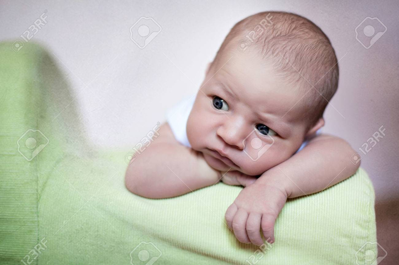 Mignon Et Drole Nouveau Ne Bebe Eveille Banque D Images Et Photos Libres De Droits Image