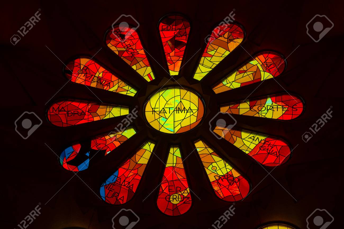 バルセロナ カタルーニャ スペインのサグラダファミリア大聖堂のステンド グラス バラ窓 の写真素材 画像素材 Image