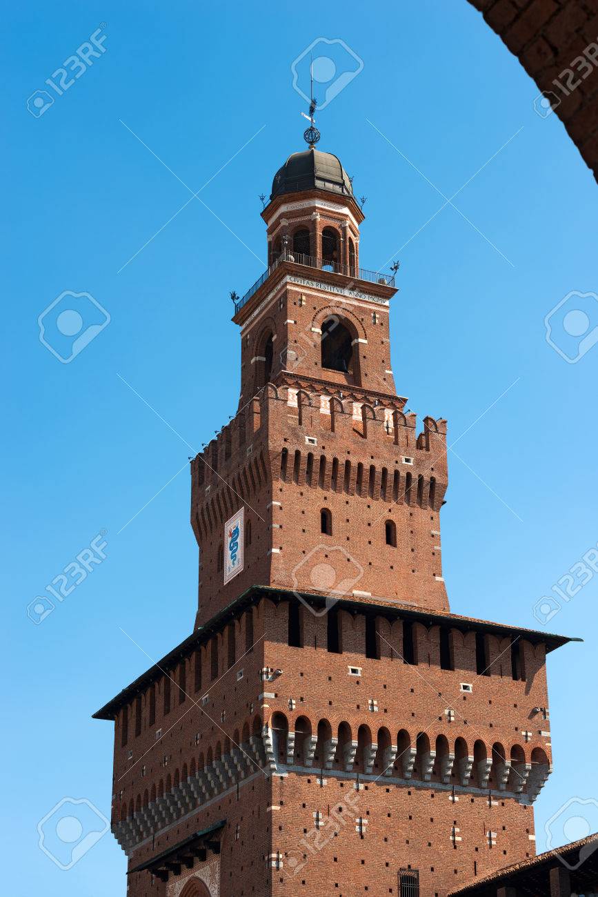 スフォルツァ城 15 世紀 スフォルツェスコ の時計塔の詳細です ミラノ市 ロンバルディア州 イタリアの主要なシンボルの一つです の写真素材 画像素材 Image