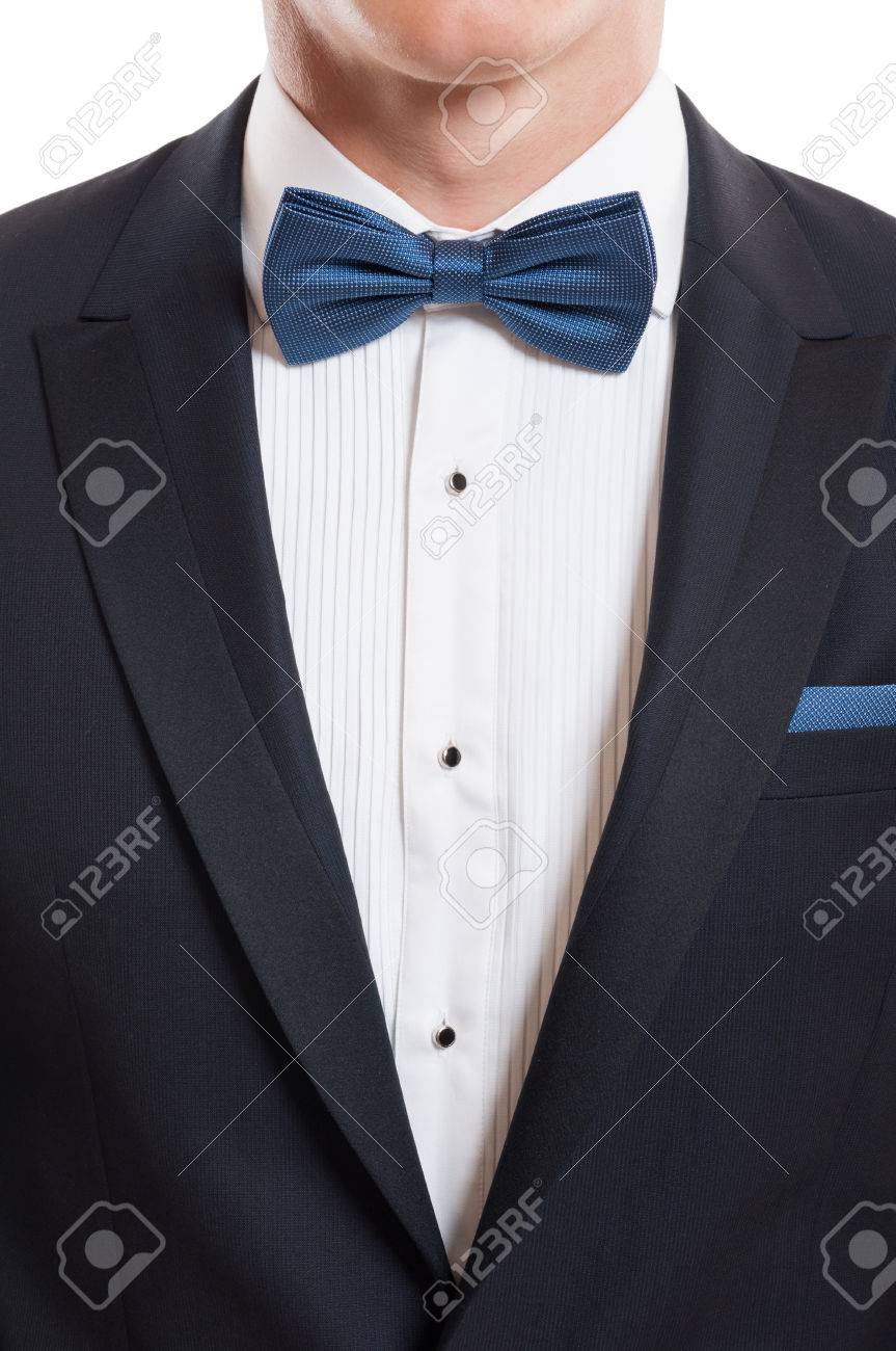 Primer con el elegante traje de diseñador, camisa blanca, corbata azul y arco azul pañuelo de bolsillo Primer con el elegante traje de diseñador, camisa blanca, corbata azul y arco azul pañuelo de bolsillo