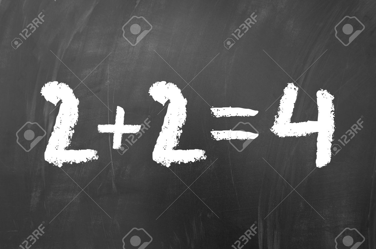 2 プラス 2 に等しい 4 簡単な数学問題は学校の黒板に解決 の写真素材 画像素材 Image