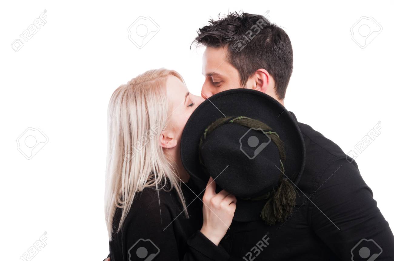 若いカップルの帽子の後ろに隠れて テキスト領域で白い背景にキス の写真素材 画像素材 Image 若いカップルの帽子の後ろに隠れて テキスト領域で白い背景にキス の写真素材 画像素材 Image