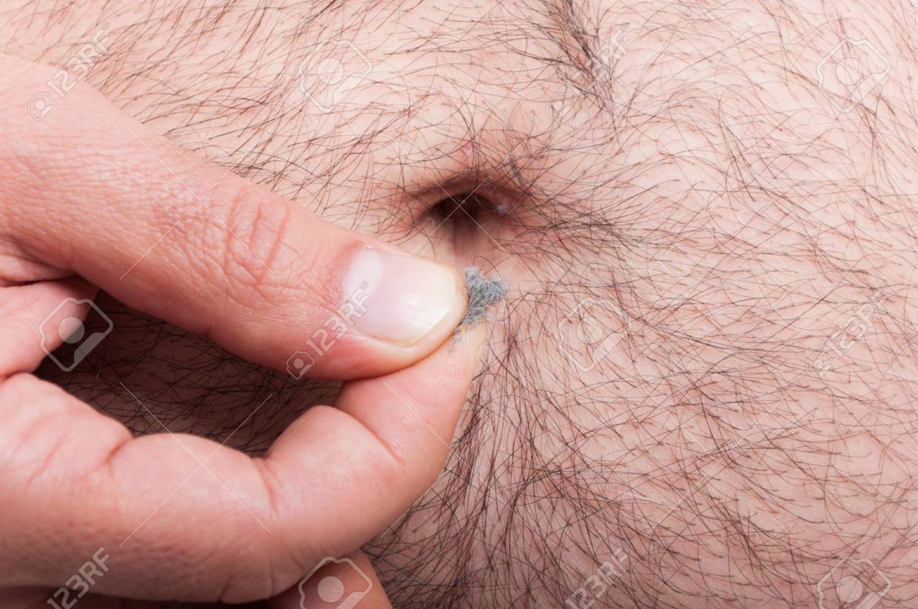 糸くずや臍の衛生概念としてファズの彼の毛むくじゃらの腹をクリーニング男 の写真素材 画像素材 Image