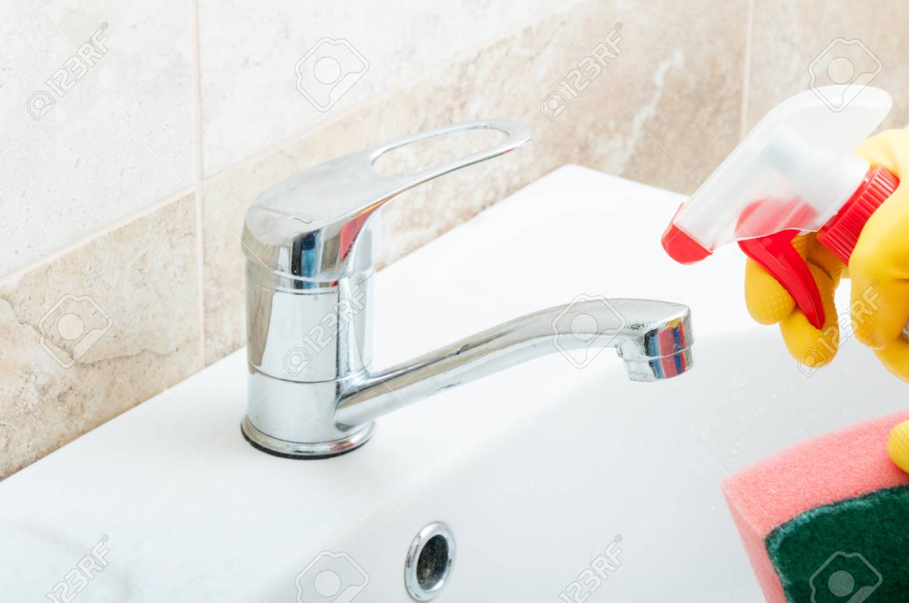 Nahaufnahme Der Hausfrau Die Badezimmerwanne Mit Schwamm Säubernd ... Nahaufnahme Der Hausfrau Die Badezimmerwanne Mit Schwamm Säubernd ...