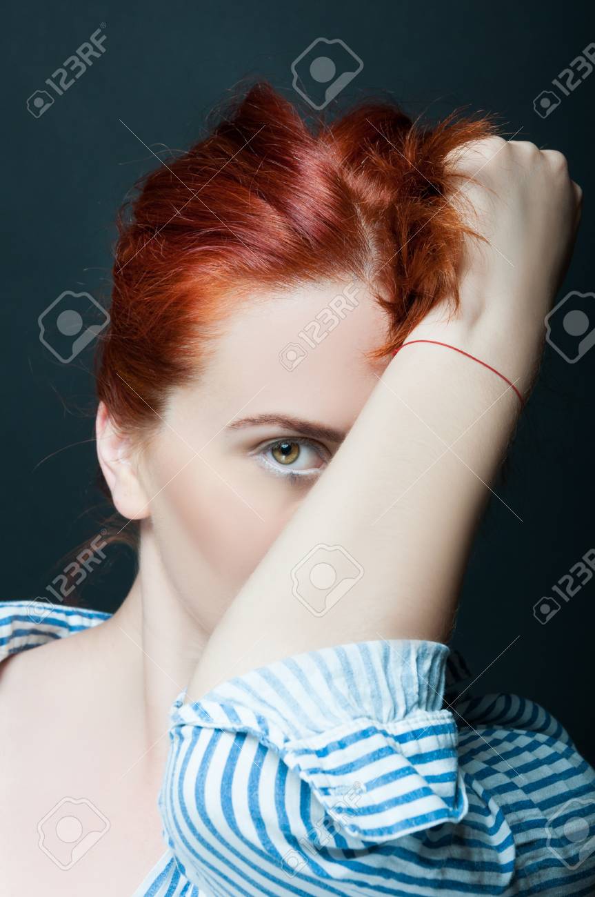 セクシーな神秘的な女性と彼女の顔の前で腕を押し 暗い背景にポーズ の写真素材 画像素材 Image セクシーな神秘的な女性と彼女の顔の前で腕を押し 暗い背景にポーズ の写真素材 画像素材 Image