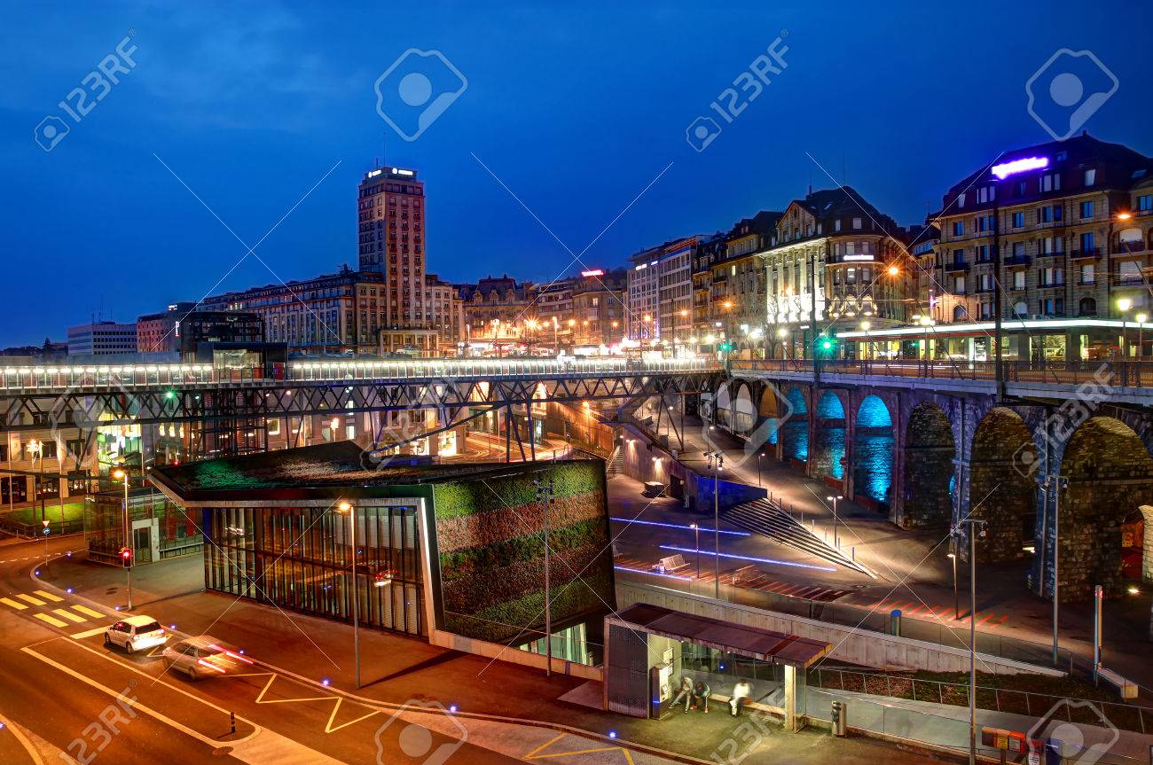 Vue De Lausanne Centre Ville De Lausanne Flon à Lheure Bleue En Suisse En Face Nous Avons La Nouvelle Station De Métro M2 Couverte Dherbe Coloré Et